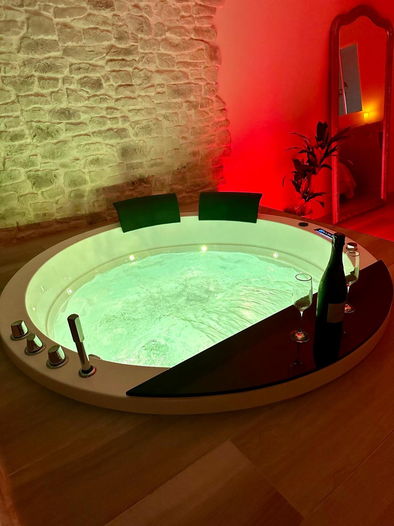 Saint-Hilaire-de-Talmont Les Suites Du Payre - Suite Romance מראה חיצוני תמונה