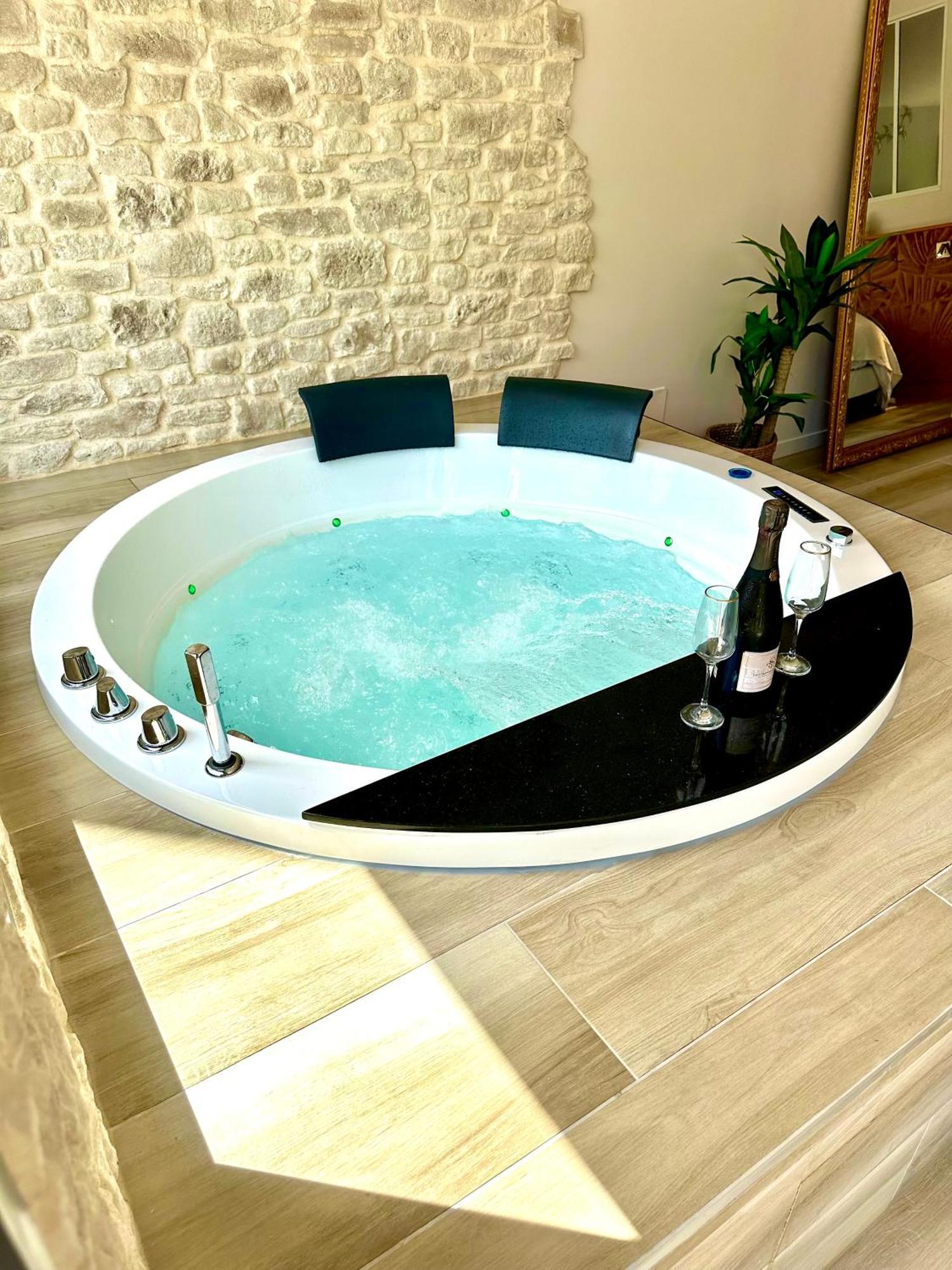 Saint-Hilaire-de-Talmont Les Suites Du Payre - Suite Romance מראה חיצוני תמונה
